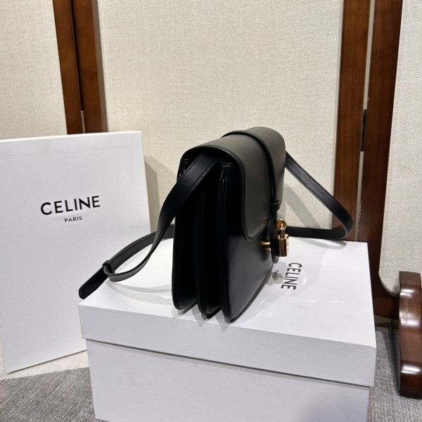 Ce**e medium tabou in smooth calfskin