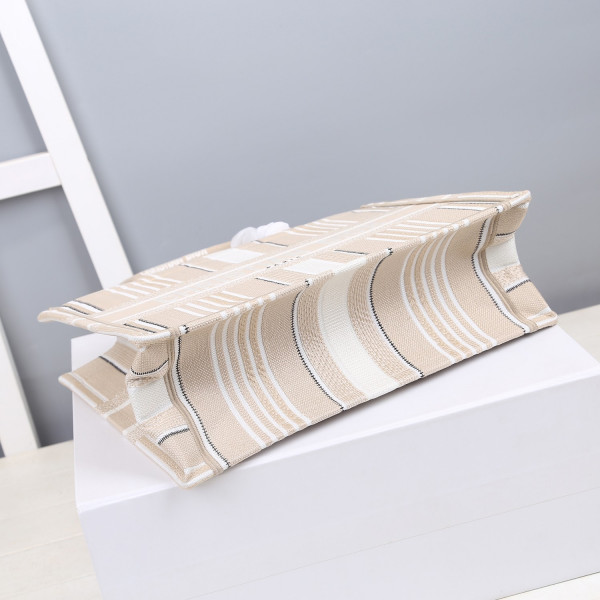 medium D*or book tote