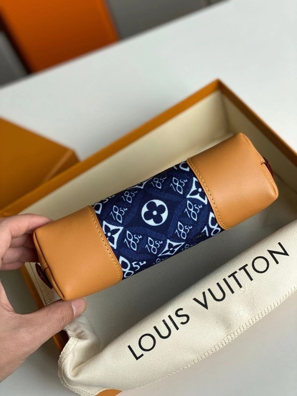 l**is V*t*n since 1854 cosmetic pouch pm