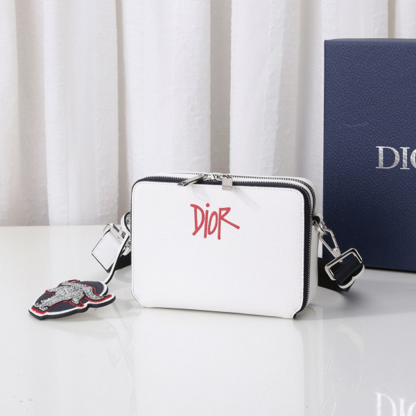 D*or and shawn messenger pouch