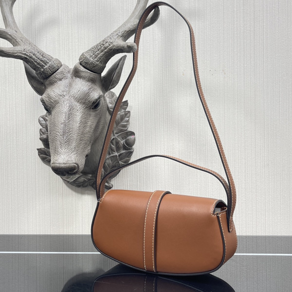 Ce**e clutch on strap