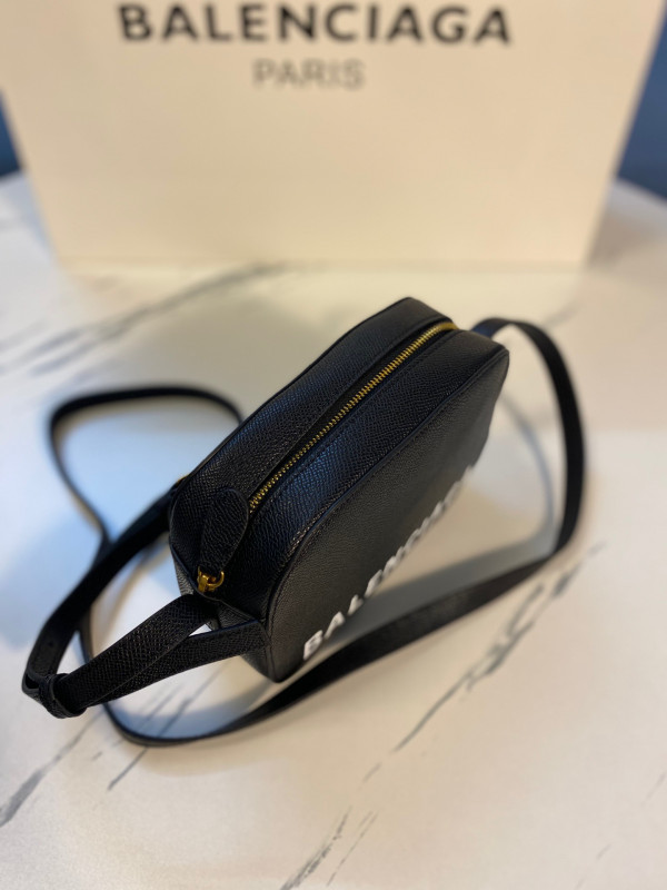 Ba*len*cia*ga everyday camera bag xs