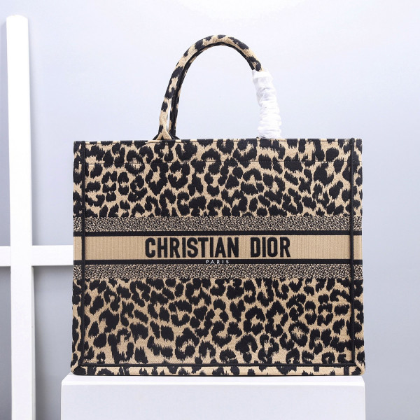 large D*or book tote