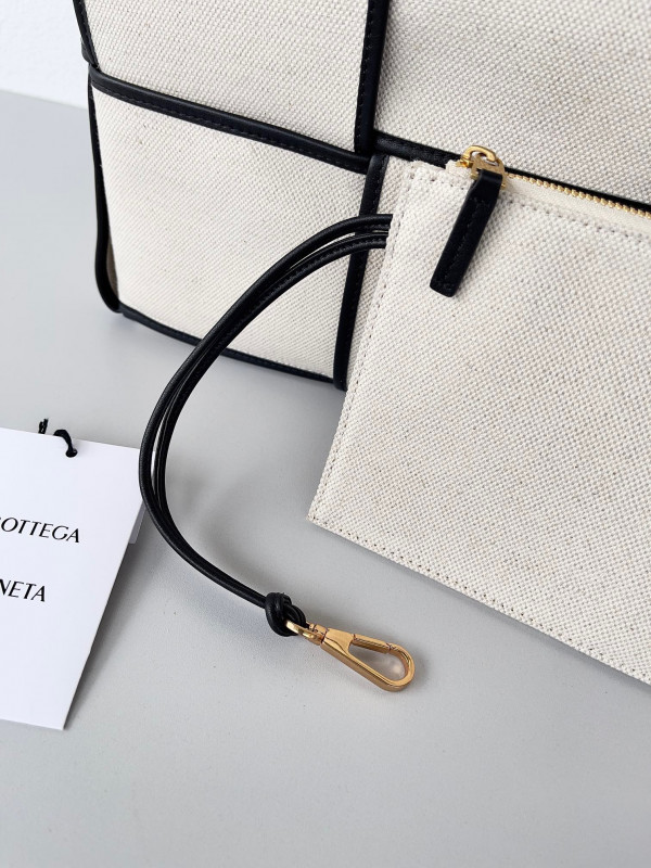 Bo*te*ga ve*ne*ta arco large tote