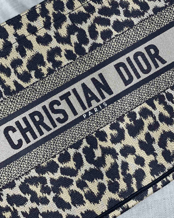 medium D*or book tote