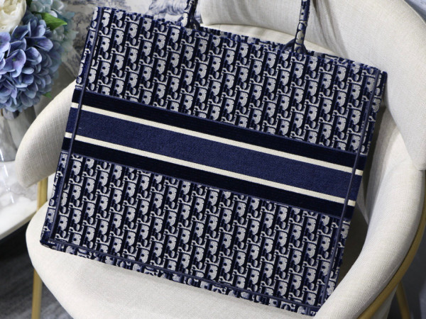 large D*or book tote