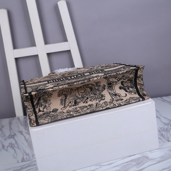 large D*or book tote