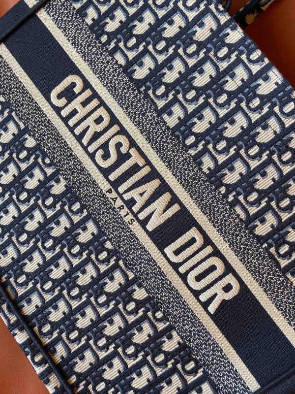 medium D*or book tote