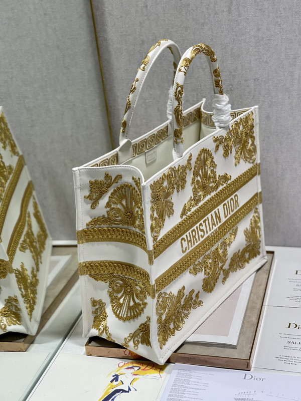 large D*or book tote