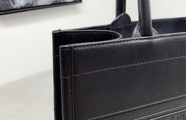 medium D*or book tote