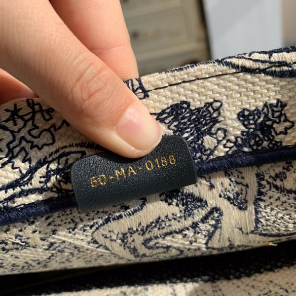 medium D*or book tote