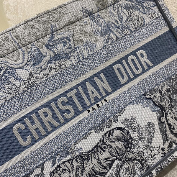 medium D*or book tote