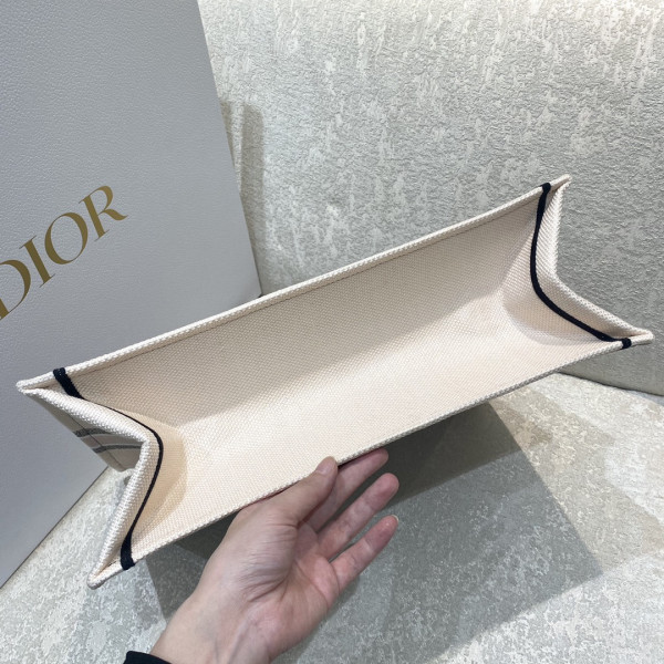 large D*or book tote