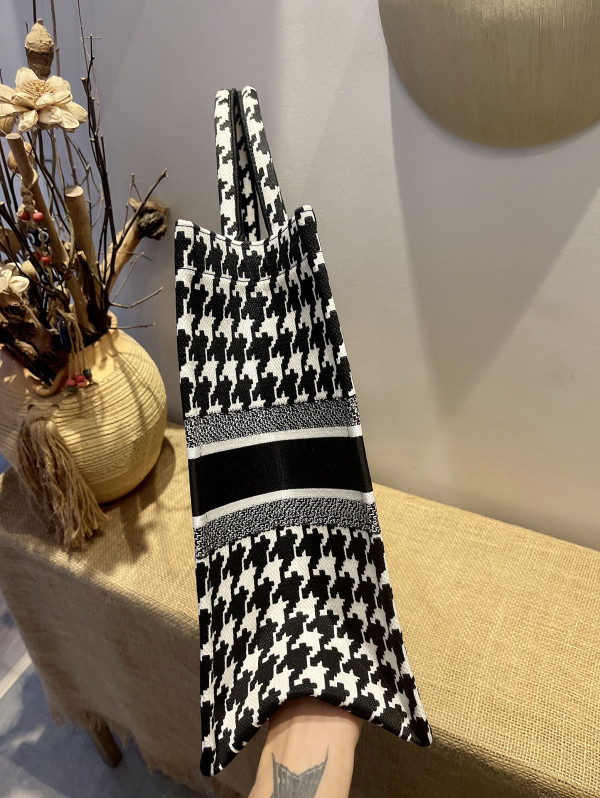 large D*or book tote