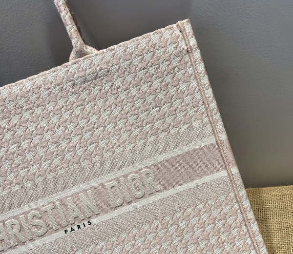 large D*or book tote