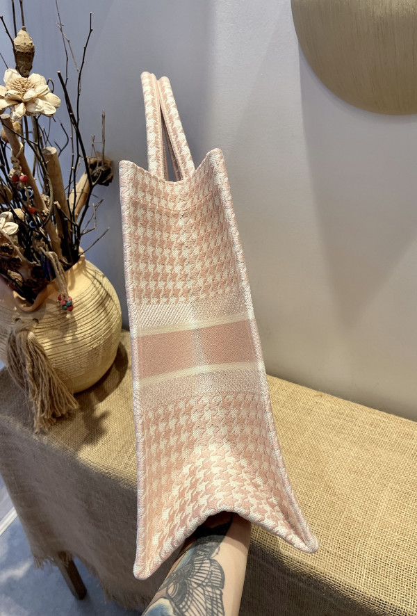 large D*or book tote
