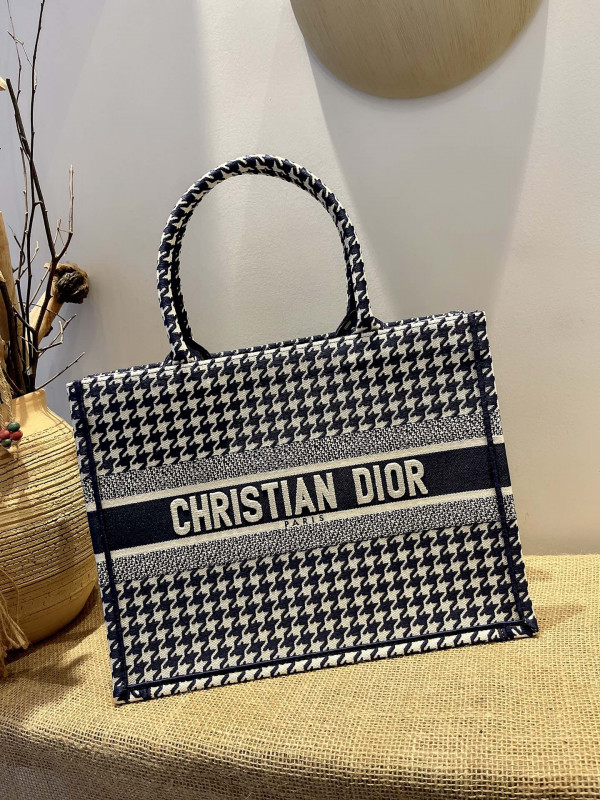 medium D*or book tote
