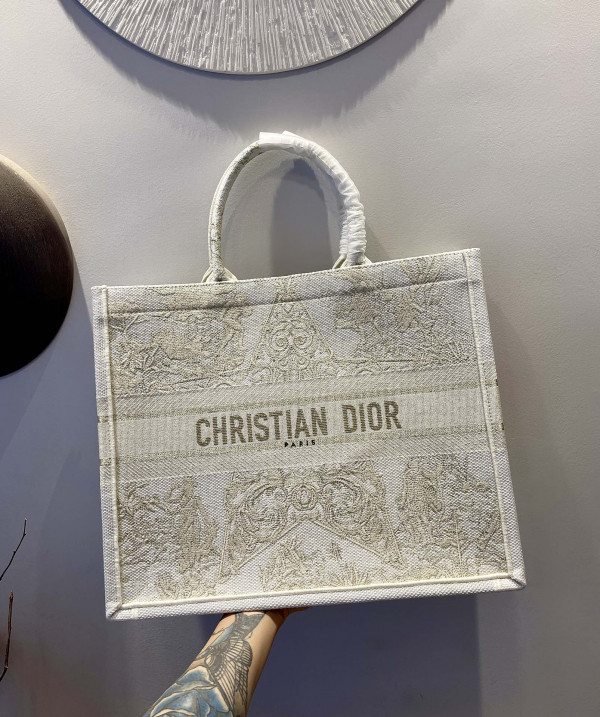 large D*or book tote