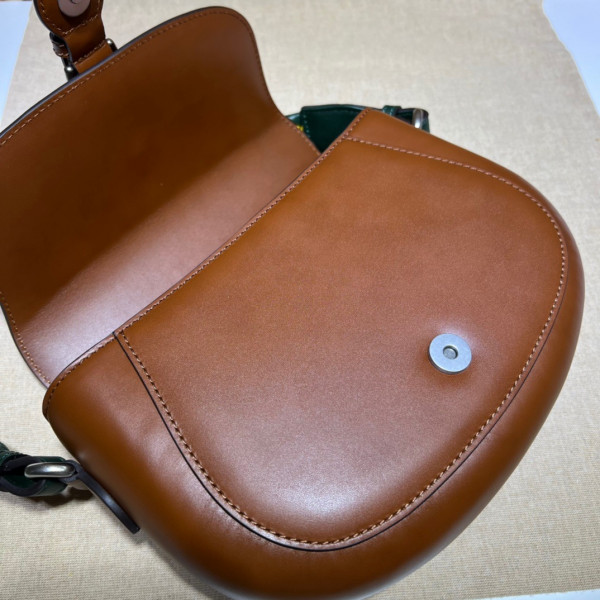G*u*i small shoulder bag with logo