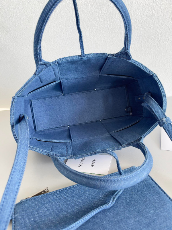 Bo*te*ga ve*ne*ta arco mini tote