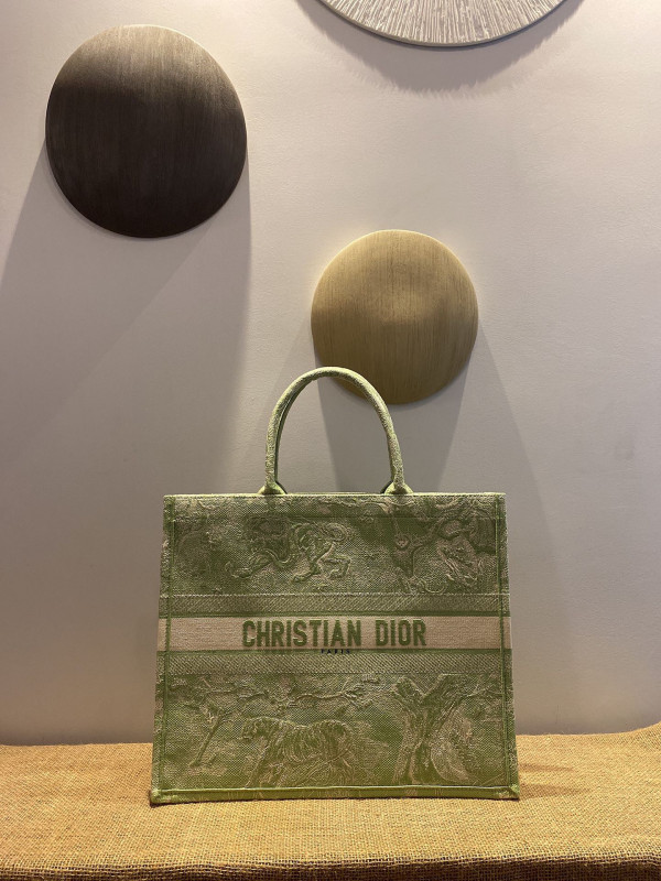 large D*or book tote