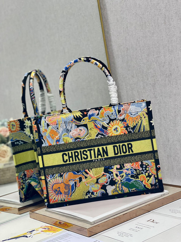 medium D*or book tote