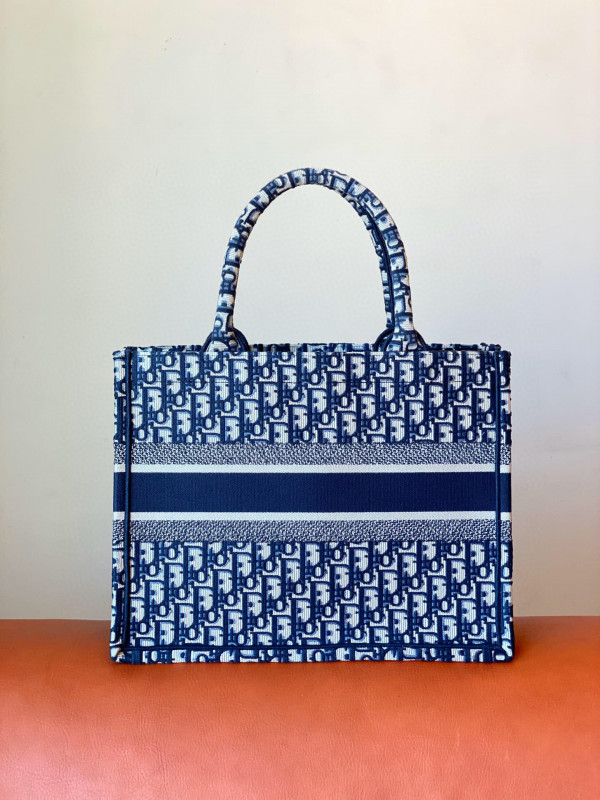 medium D*or book tote