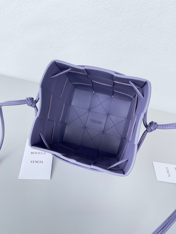 Bo*te*ga ve*ne*ta cassette bucket bag