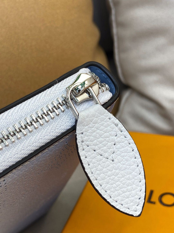 l**is V*t*n zippy wallet