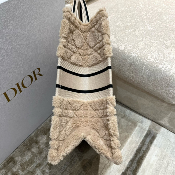 large D*or book tote