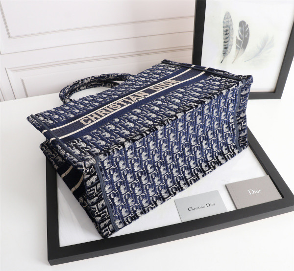medium D*or book tote