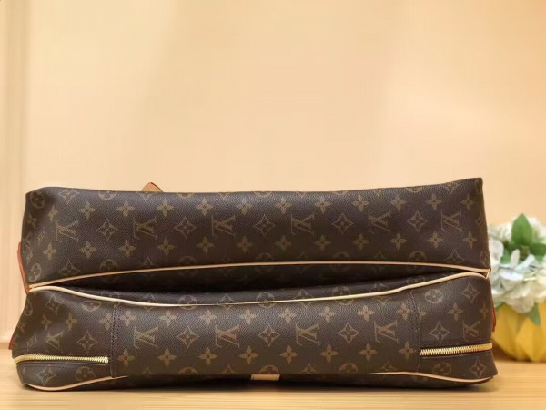 l**is V*t*n hunting bag