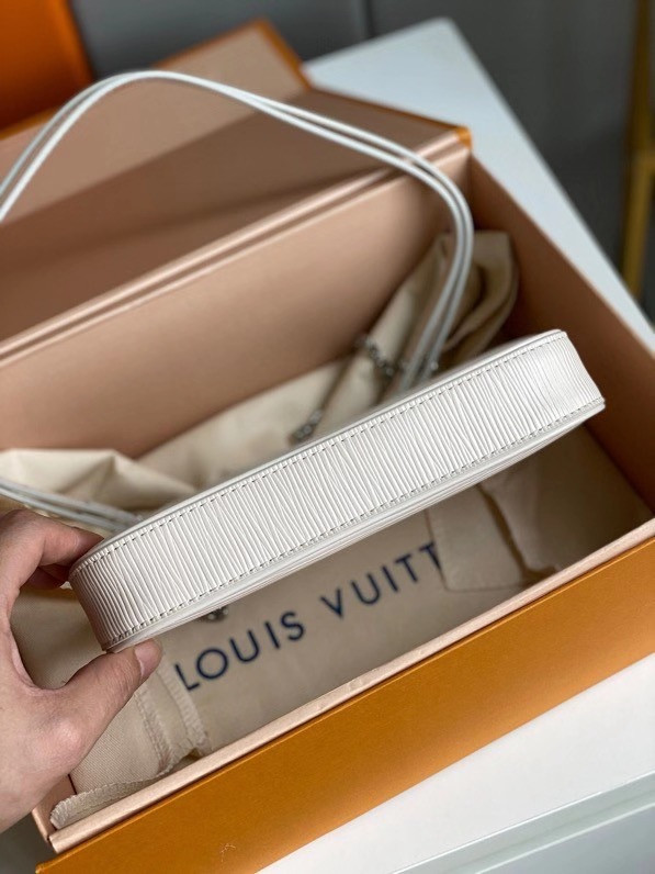 l**is V*t*n easy pouch on strap