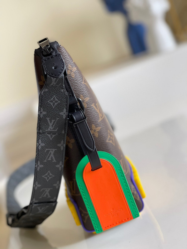 l**is V*t*n cruiser messenger