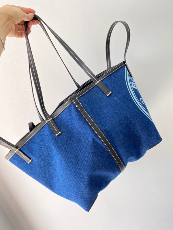 B**rry beach tote