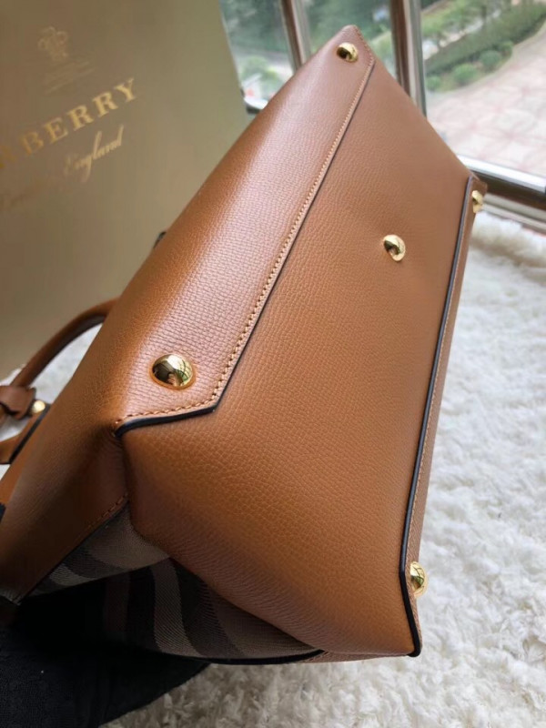 B**rry the medium banner in leather and house check