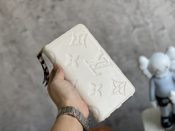 l**is V*t*n zippy wallet