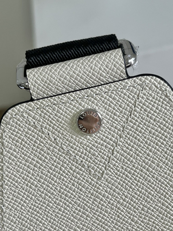 l**is V*t*n avenue sling bag