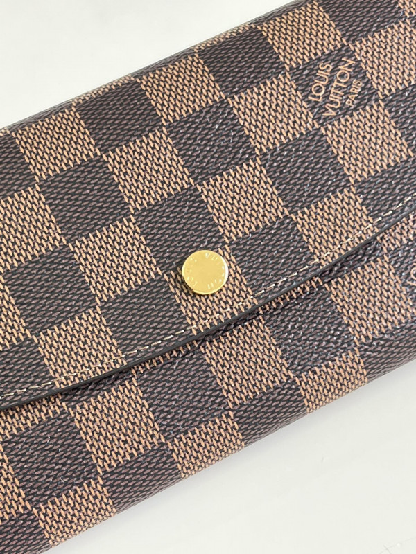 l**is V*t*n emilie wallet