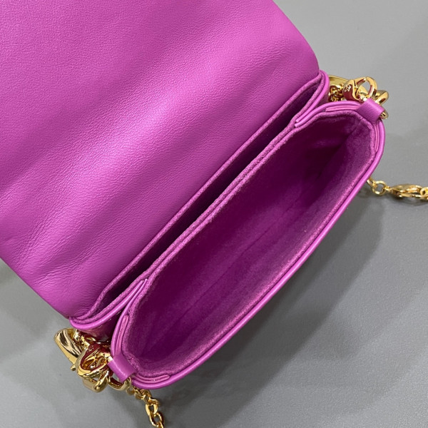 l**is V*t*n beltbag coussin