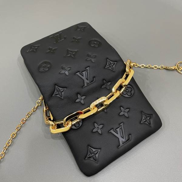 l**is V*t*n beltbag coussin