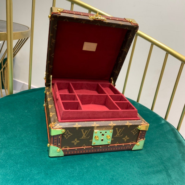 l**is V*t*n jewelry box