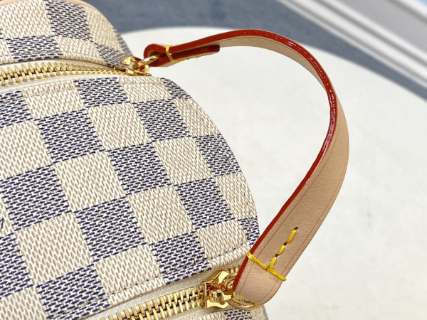 l**is V*t*n toiletry bag