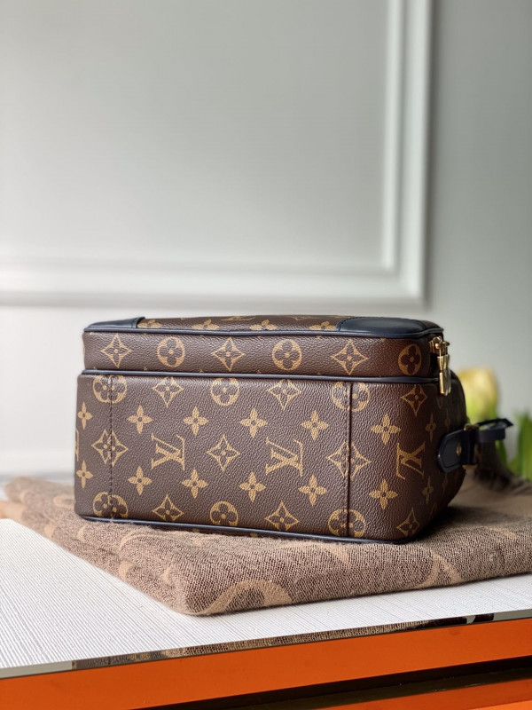 l**is V*t*n toiletry bag
