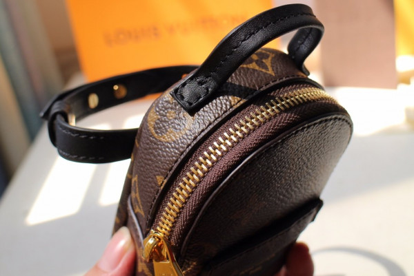 l**is V*t*n wrist bag