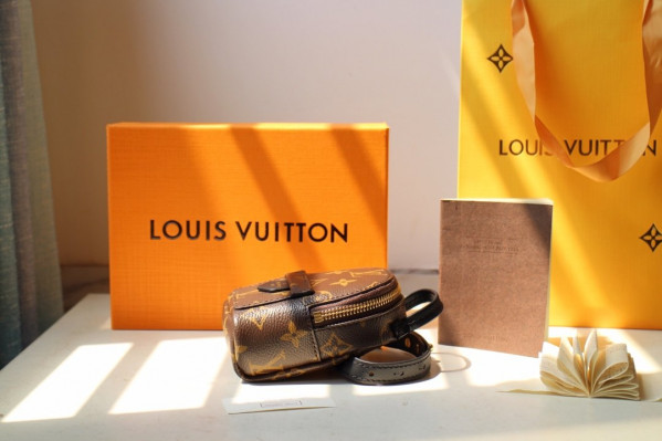 l**is V*t*n wrist bag