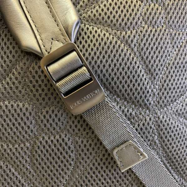 l**is V*t*n backpack
