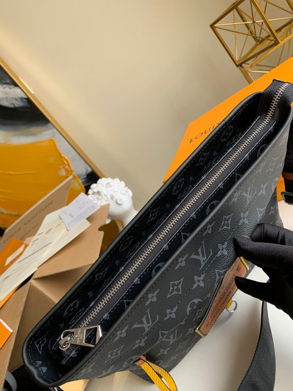 l**is V*t*n messenger bag