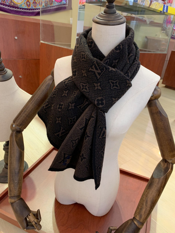l**is V*t*n scarf