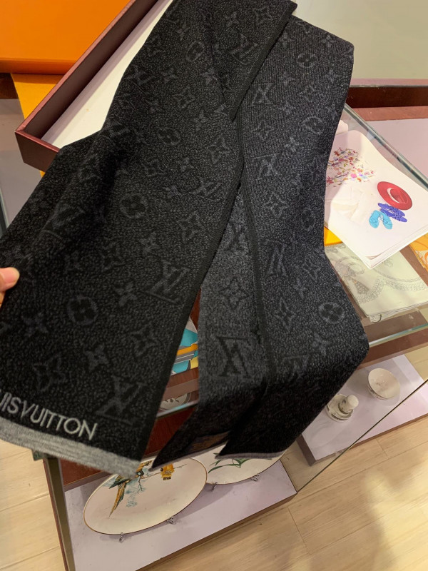 l**is V*t*n scarf